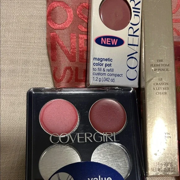 COVERGIRL beauty bundle Set with Red Pouch - Picture 2 of 4